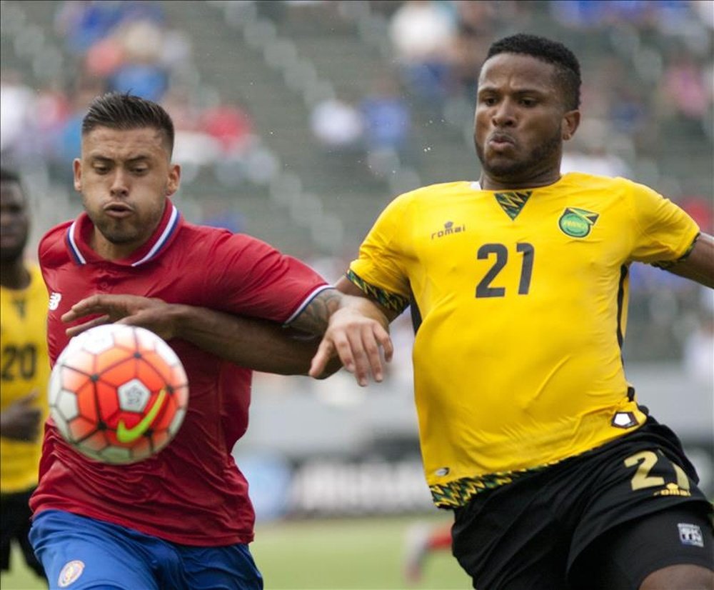 El futbolista costarricense David Ramírez (i) fue registrado este miércoles al disputar un balón con el jamaiquino Jermaine Taylor (d), durante un partido del grupo B de la Copa Oro de la Concacaf, en el Stub Hub Center de Carson (California, EE.UU.). EFE