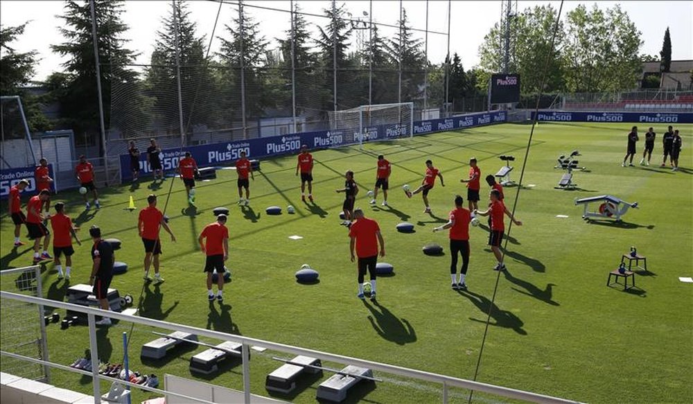 El Atlético de Madrid durante el entrenamiento de este miércoles en la Ciudad Deportiva de Majadahonda. EFE