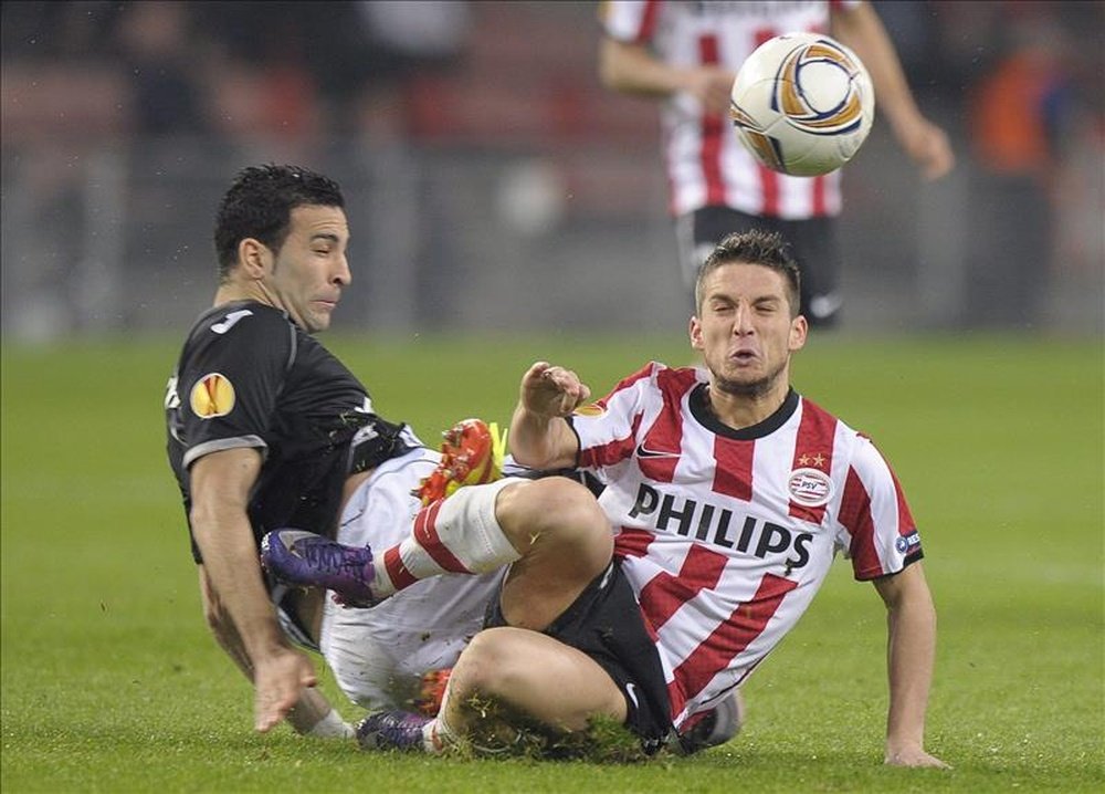 Dries Mertens (d)y Adil Rami en el último partido oficial entre el Valencia y el PSV, en octavos de final de la Liga Europa en 2012. EFE/Archivo