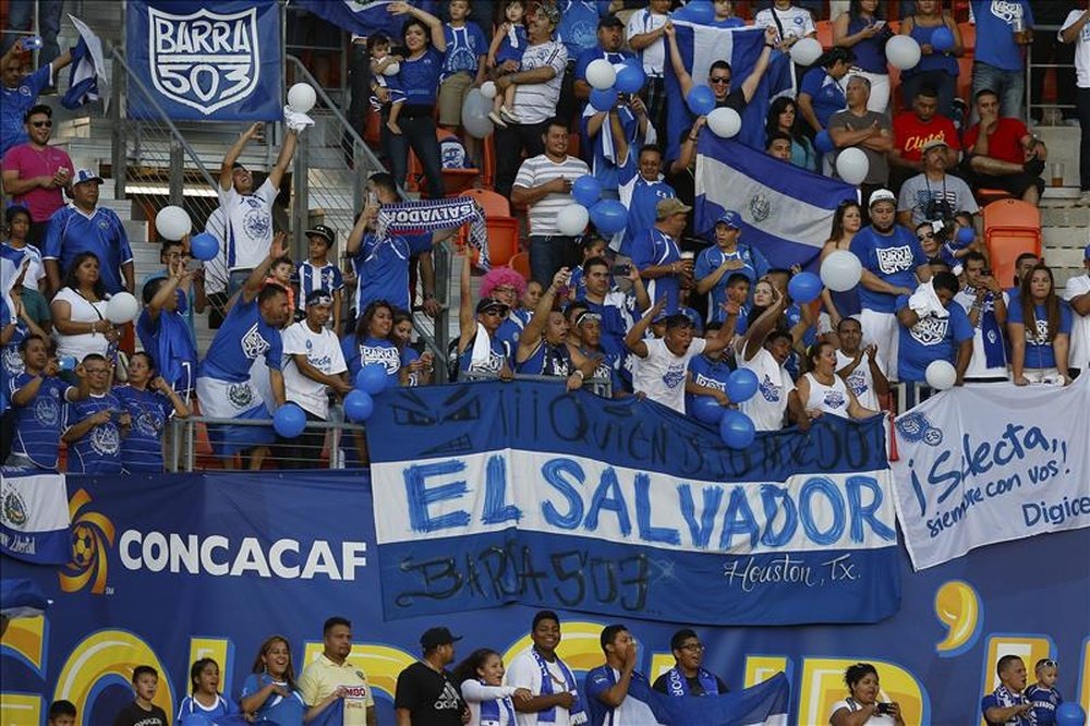 Hinchas de El Salvador fueron registrados este sábado al animar a su selección de fútbol, durante un partido contra Costa Rica, en desarrollo del grupo B de la Copa Oro, en el estadio BBVA Compass de Houston (Texas, EE.UU.). EFE