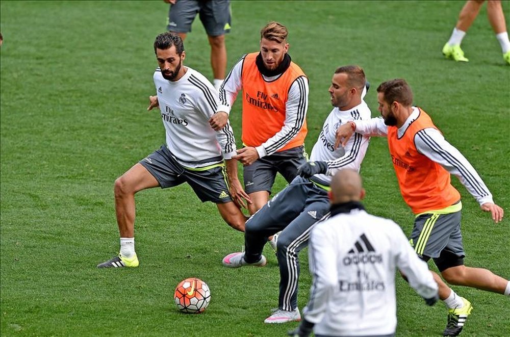 Jugadores del Real Madrid durante un entrenamiento en el AAMI Park de Melbourne (Australia) hoy, martes 14 de julio de 2015. El Real Madrid jugará la Copa Internacional de Campones el próximo miércoles en esta ciudad. EFE