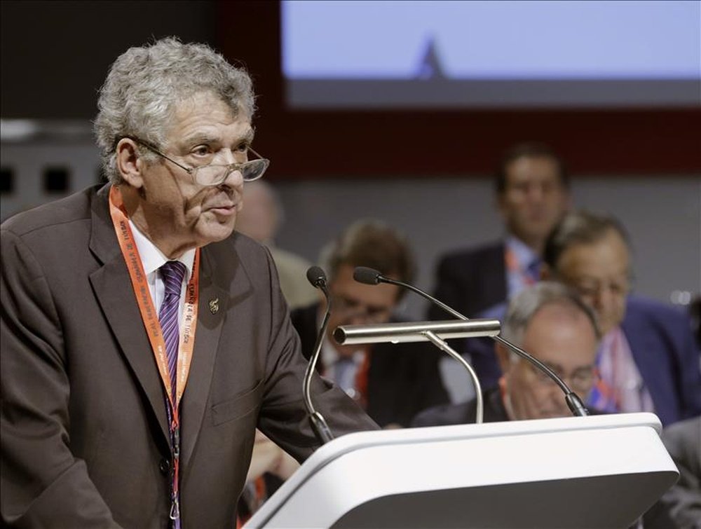 El presidente de la Federación Española de Fútbol (RFEF), Ángel María Villar, durante su intervención en la Asamblea General de la Real Federación Española de Fútbol que se celebra en la Ciudad del Fútbol de Las Rozas. EFE