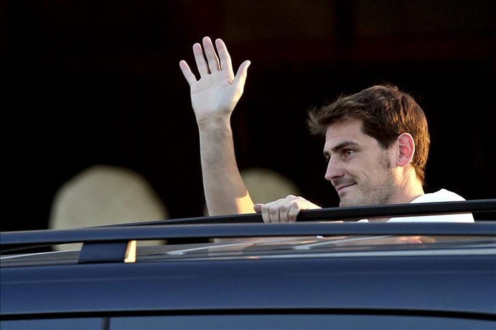 El guardameta español Iker Casillas saluda a aficionados a su llegada este lunes al aeropuerto de Sá Carneiro de Oporto, Portugal. EFE