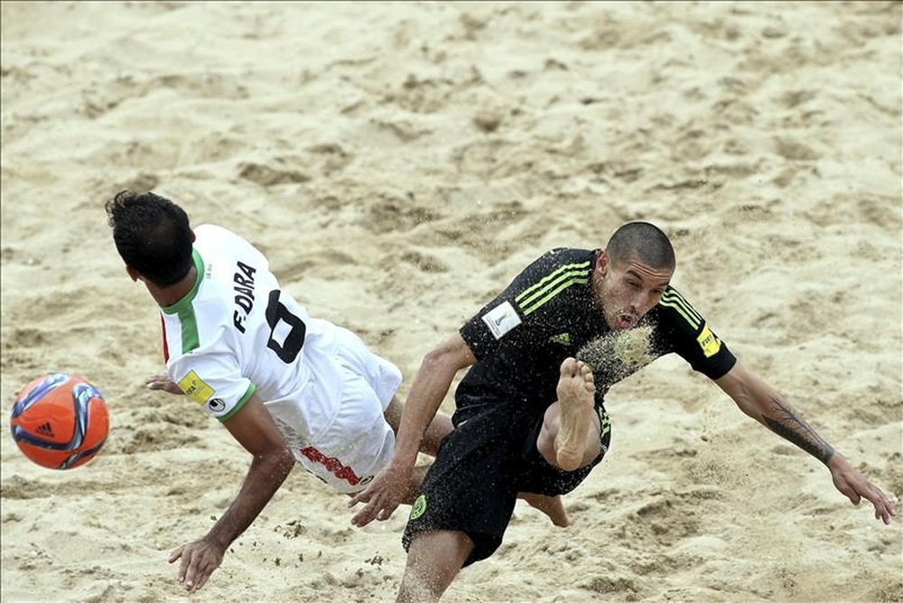 El mexicano Saúl Ramírez (d) disputa la pelota con el iraní Faroogh Dara (i) durante el partido del Grupo C del Mundial de Fútbol Playa disputado en el estadio de Espinho, Portugal, hoy 14 de julio de 2015. EFE