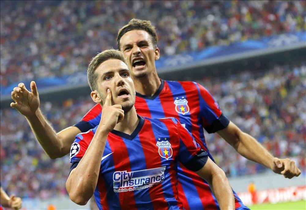 Alexandru Chipciu (i) del Steaua Bucarest celebra un gol. EFE/Archivo