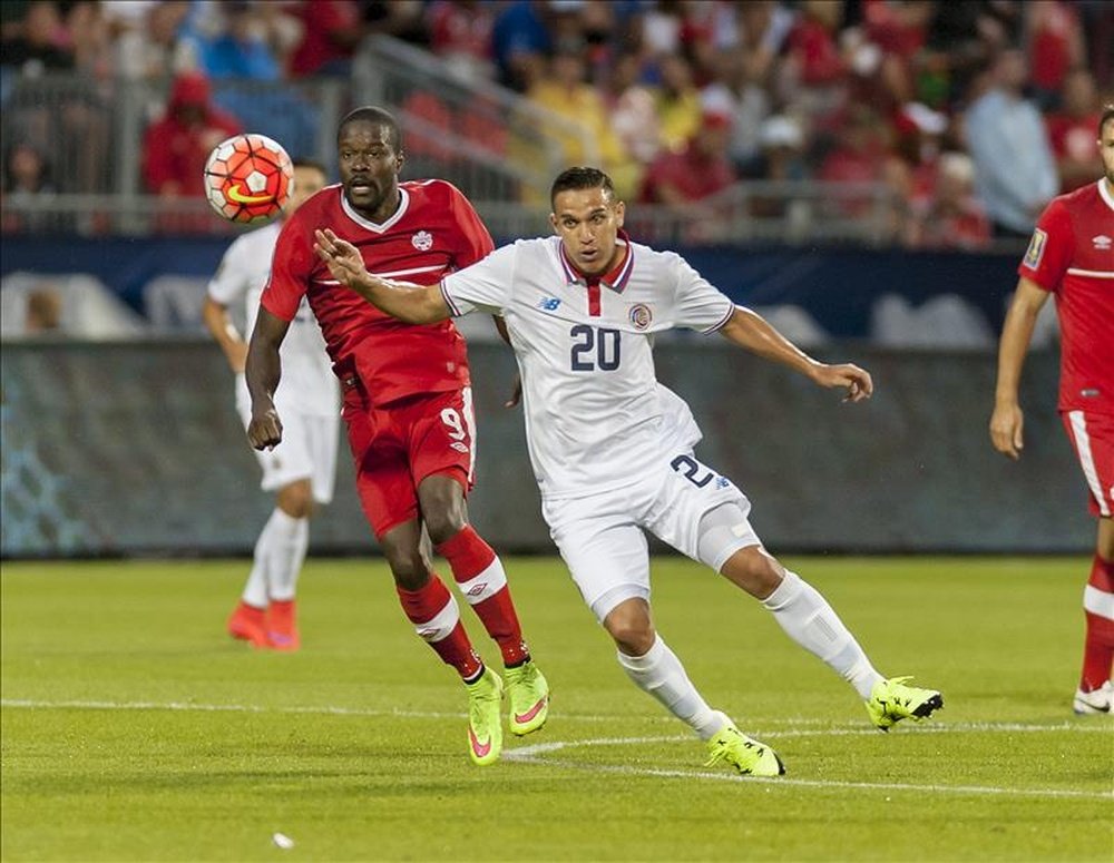De Guzman (L) playing in the Golden Cup (2015)