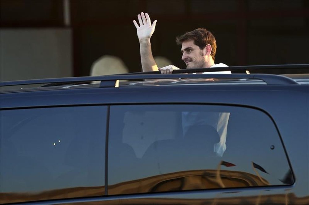 El guardameta español Iker Casillas saluda a aficionados a su llegada este lunes al aeropuerto de Sá Carneiro de Oporto, Portugal. EFE