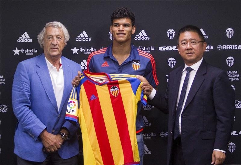 El jugador brasileño procedente del Sponting Club de Braga, Danilo Barbosa, posa con los directivos del Valencia, Juan Sol (i) y Kim Huat Koh (d) , durante su presentación, hoy, en las instalaciones del club en Paterna, tras llegar a un acuerdo para su cesión al Valencia CF con opción de compra hasta el 30 de junio de 2016. EFE