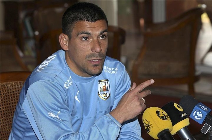 Maxi Pereira opina que Suárez monopoliza el juego de Uruguay