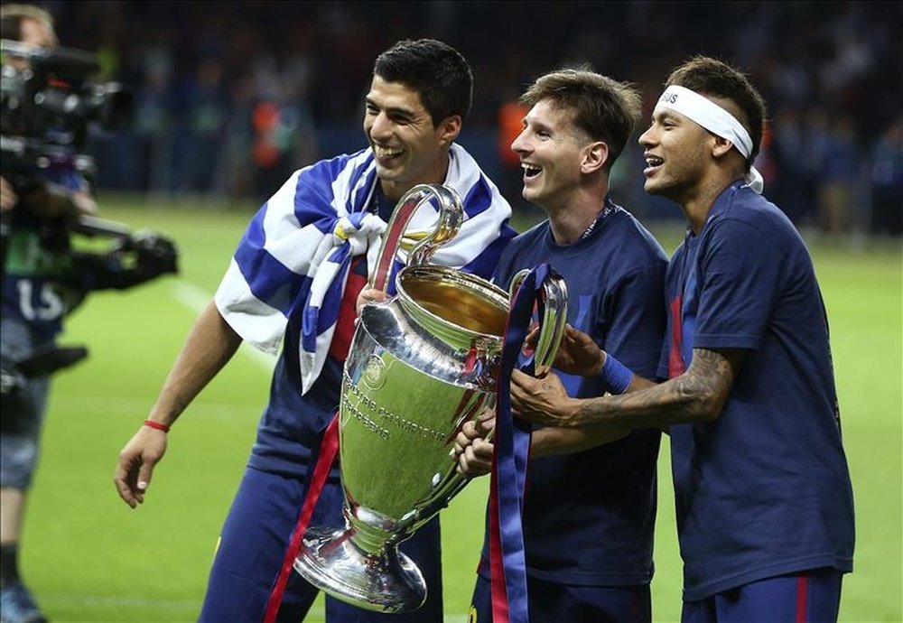 El uruguayo del FC Barcelona Luis Suárez (i), el brasileño Neymar Da Silva (d) y el argentino Leo Messi en el estadio Olímpico de Berlín.