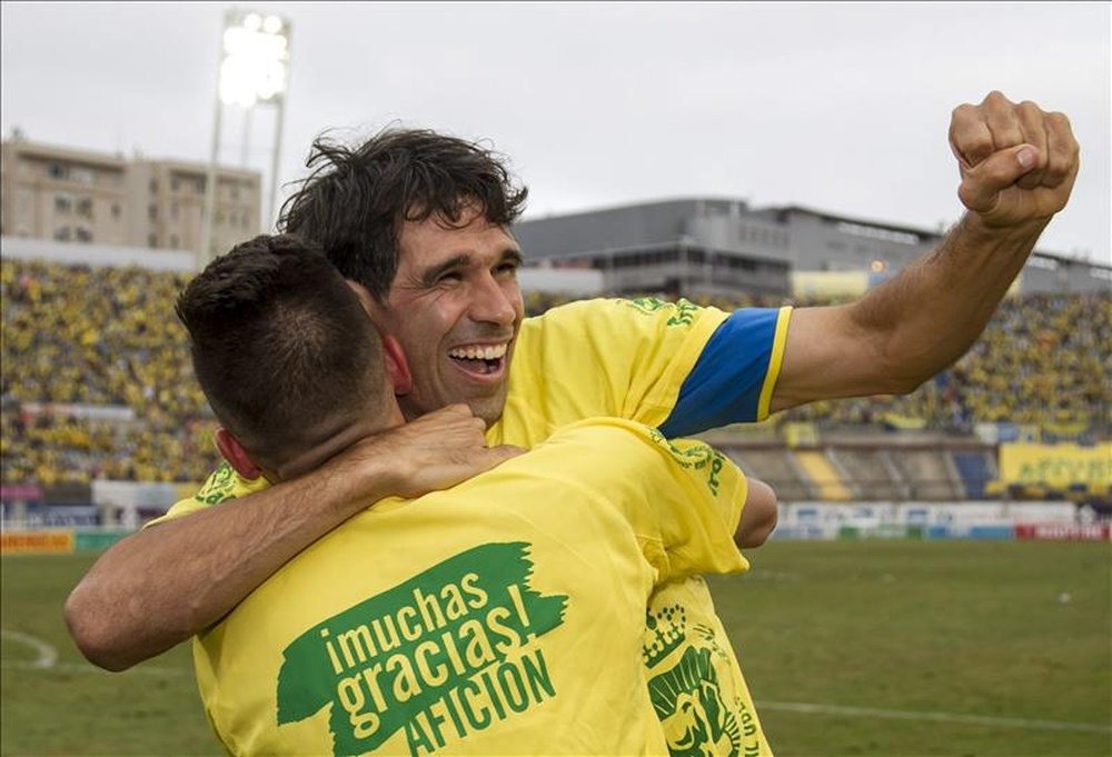 El jugador de la UD Las Palmas Juan Carlos Valerón (d) celebra el ascenso a Primera División. EFE/Archivo