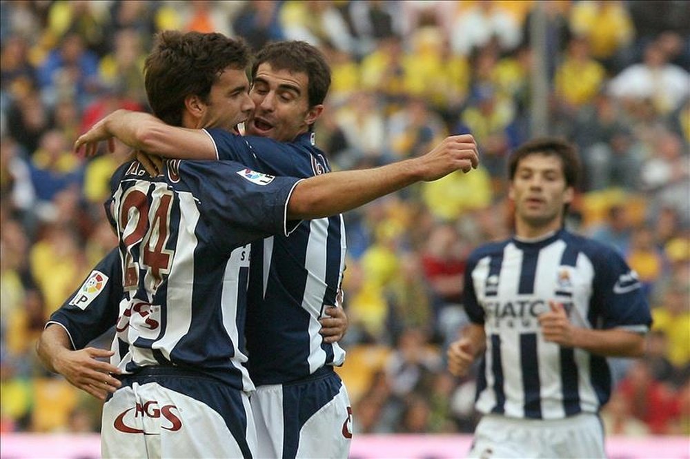 Los jugadores de la Real Sociedad celebran un gol conseguido por su capitán, Xavi Prieto (i). EFE/Archivo 
