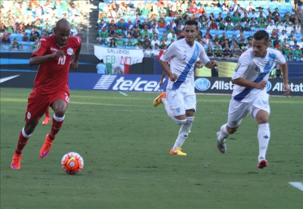 El jugador de Cuba Ariel Martínez (i) controla el balón ante Guatemala este miércoles, durante un partido del grupo A de la Copa de Oro, celebrado en el NC Bank of America Stadium en Charlotte, Carolina del Norte (EEUU). EFE