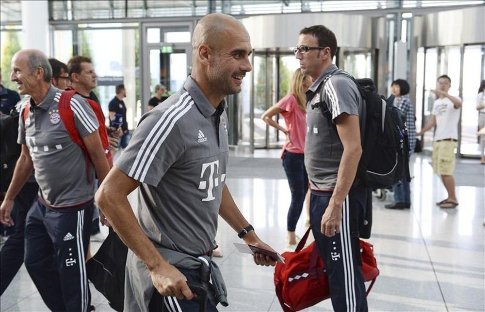 El técnico español del Bayern de Múnich, Pep Guardiola, antes de partir hacia China en el aeropuerto de Múnich, Alemania, este jueves. EFE