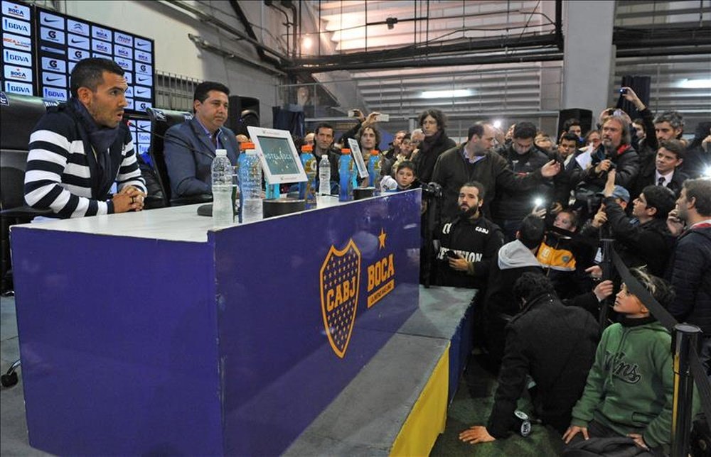 El jugador Carlos Tévez (i) junto al presidente del club Boca Juniors, Daniel Angelici (c), este lunes en Buenos Aires (Argentina). EFE