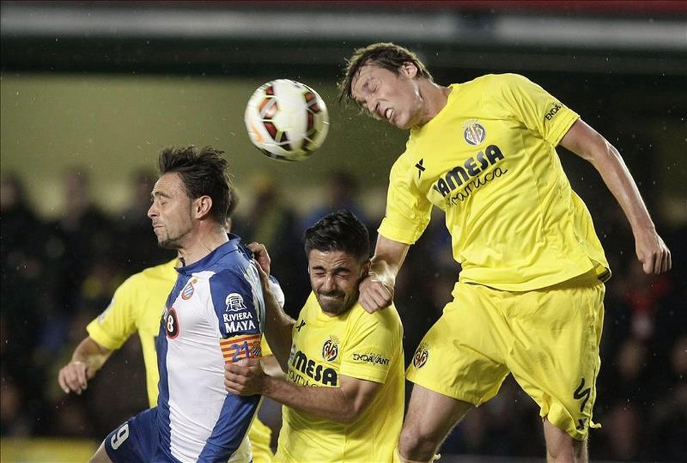 El centrocampista del Villarreal, Tomás Pina (d), cabecea un balón en el estadio el Madrigal de la localidad castellonense. EFE/Archivo