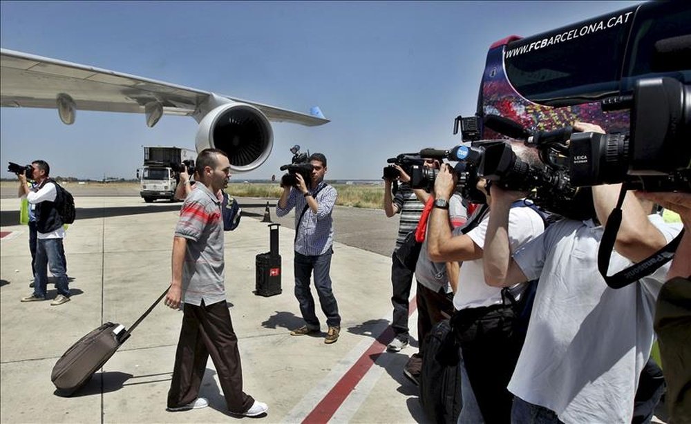 El centrocampista del FC Barcelona, Andrés Iniesta, baja del avión. EFE/Archivo