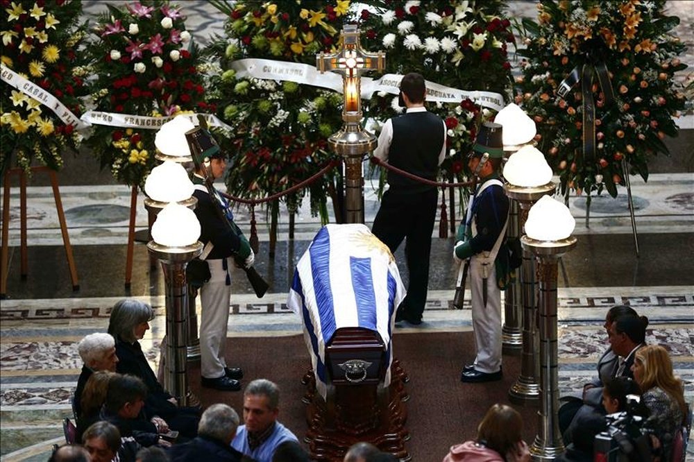 Varias personas dan el último adiós al féretro con los restos mortales del exfutbolista uruguayo Alcides Ghiggia durante un homenaje montado en el salón de los Pasos Perdidos, en el Palacio Legislativo, en Montevideo. EFE