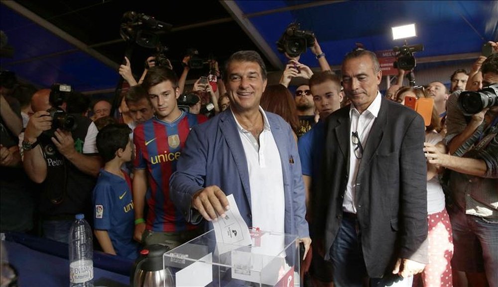El candidato a la presidencia del FC Barcelona Joan Laporta, durante su votación esta mañana en las elecciones a presidente del FC Barcelona. EFE