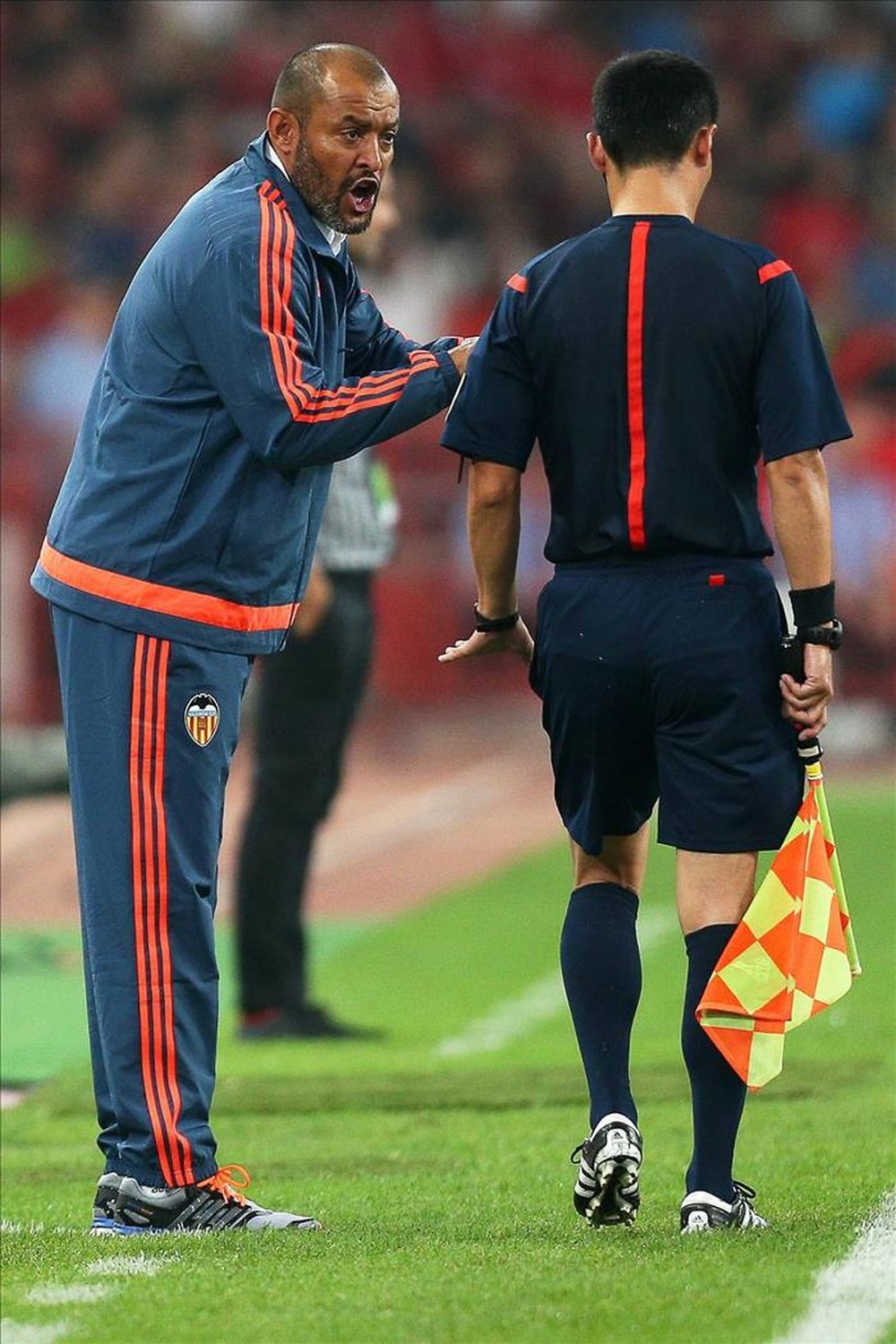 El técnico del Valencia, Nuno Espirito Santo (I) hoy en Pekín. EFE