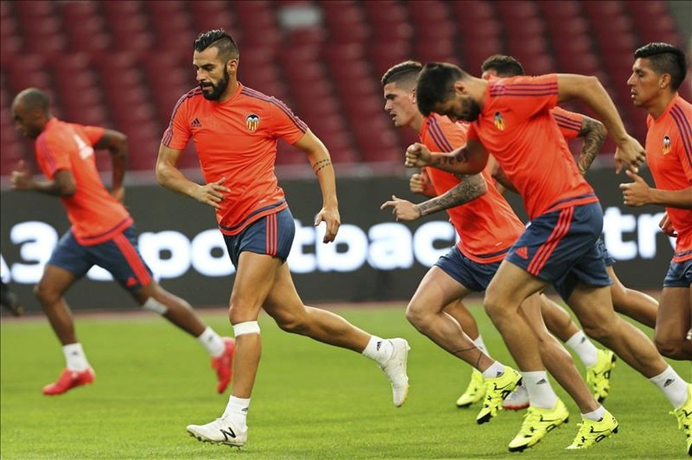 Varios jugadores del Valencia, durante una sesión de entrenamiento en el estadio Nacional de Pekín, el pasado viernes. EFE