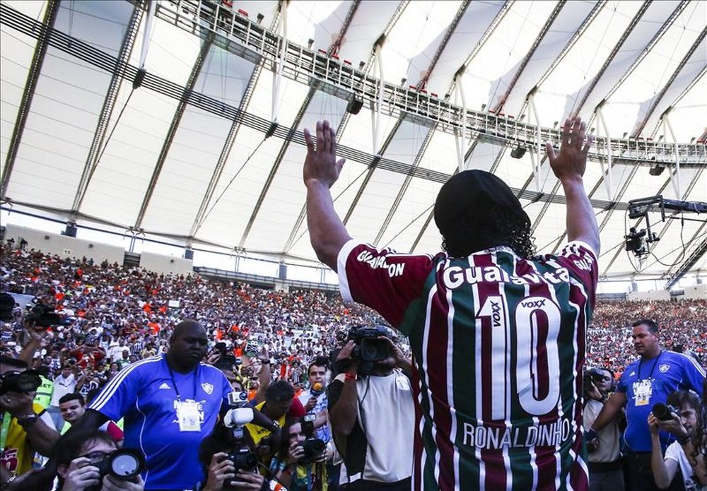 El jugador de fútbol Ronaldinho Gaúcho se presenta ante los hinchas de Fluminense, su nuevo club, en el estádio de Maracaná, antes del partido contra Vasco da Gama por el campeonato brasileño de fútbol. EFE