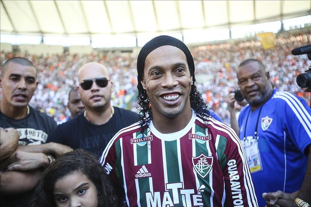 El jugador de fútbol Ronaldinho Gaúcho se presenta ante los hinchas de Fluminense, su nuevo club, en el estádio de Maracaná, antes del partido contra Vasco da Gama, por el campeonato brasileño de fútbol. EFE