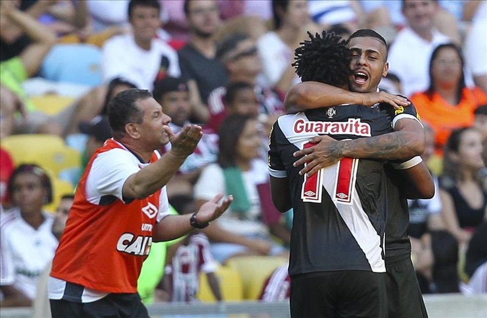 El jugador Andrezinho (espaldas) de Vasco da Gama celebra su gol con Christianno, este 19 de julio de 2015, en un partido por el campeonato brasileño de fútbol en el estadio de Maracaná en Río de Janeiro (Brasil). EFE