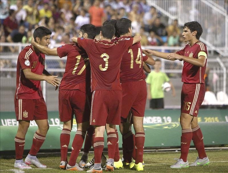 Los jugadores de España celebran uno de los goles durante la final del Europeo sub-19 que las selecciones de España y Rusia disputan hoy en el estadio municipal de Katerini, Grecia. EFE