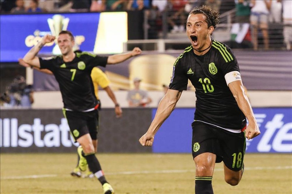 El mexicano Andrés Guardado (d) celebra después de anotar un gol ante Costa Rica, este 19 de julio,  durante un partido por los cuartos de final de la Copa de Oro de la Concacaf, en East Rutherford, Nueva Jersey (EE.UU.). EFE