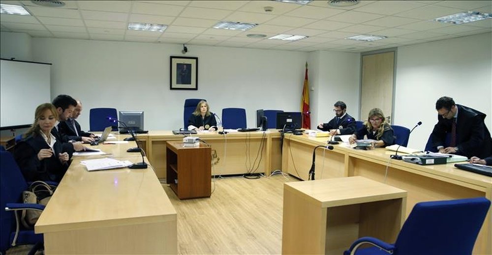 El tribunal durante la vista oral entre el Eibar, Elche y Liga de Fútbol Profesional celebrada hoy en la Audiencia Nacional de Madrid. EFE
