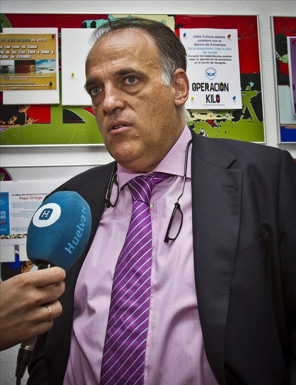 El presidente de la Liga de Fútbol Profesional (LFP), Javier Tebas, realiza declaraciones a la prensa antes de participar en el curso 'Juego limpio y violencia en el deporte' organizado por la Universidad Internacional de Andalucía (UNIA), en La Rábida (Huelva). EFE 