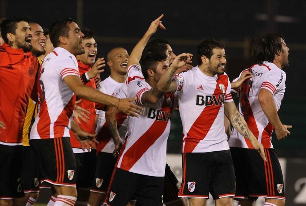 Jugadores de River Plate celebran su victoria, el 21 de julio de 2015, durante un partido entre el River Plate argentino y el Guaraní paraguayo por la semifinal de la Copa Libertadores, en el estadio Defensores del Chaco, en Asunción (Paraguay). EFE