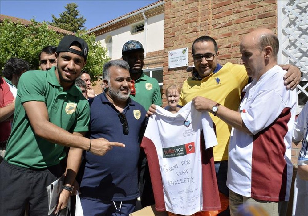 Jugadores, equipo técnico y cuerpo directivo del Al Khaleej, equipo de Primera División de la Liga de fútbol de Arabia Saudí, entregan material deportivo al equipo de fútbol del Centro Sociosanitario Hermanas Hospitalarias de Palencia. EFE