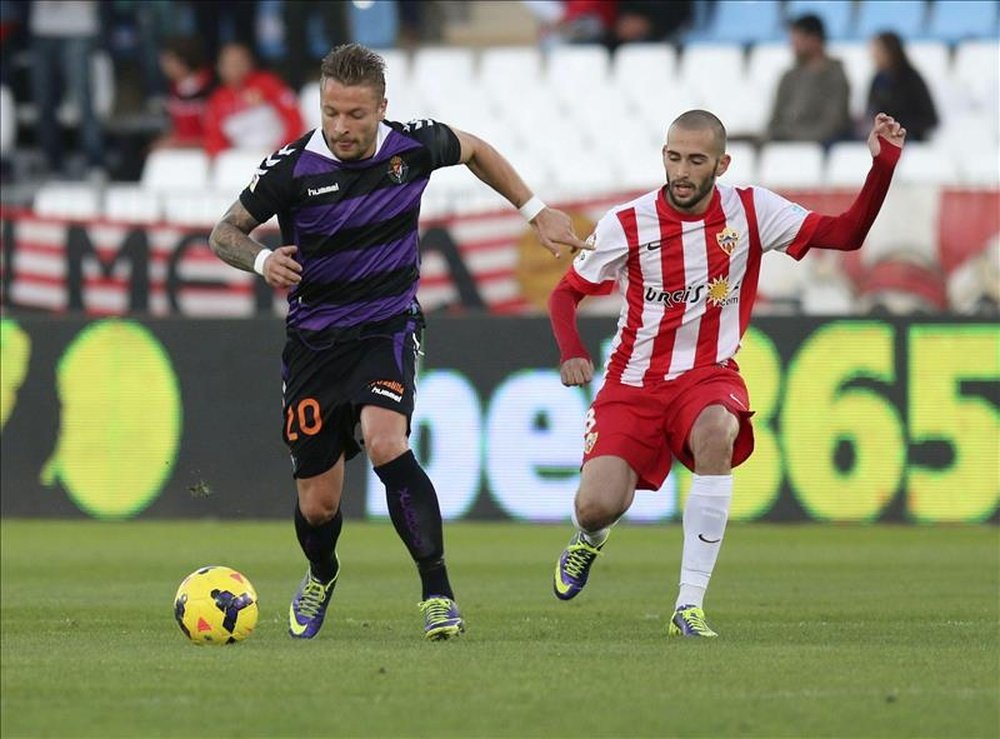 El centrocampista del Almería Aleix Vidal (d) y el centrocampista alemán del Valladolid Patrick Ebert. EFE/Archivo