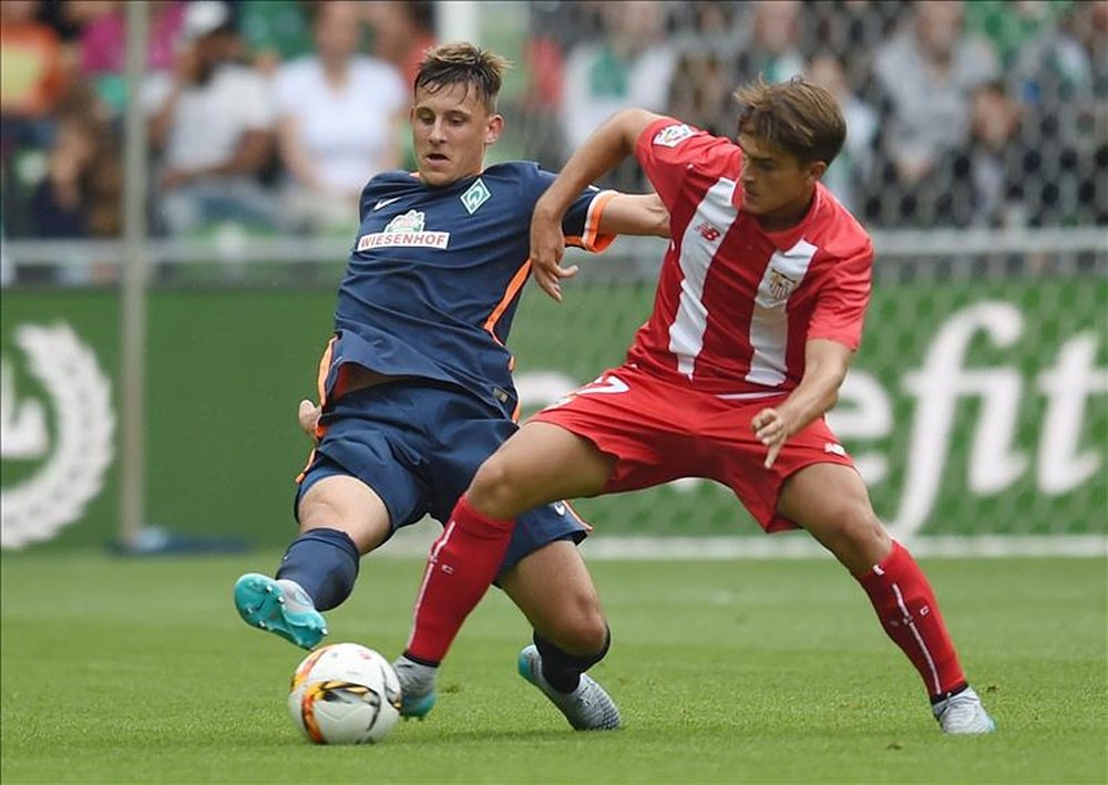 Eggestein (izda) disputa el balón con el jugador del Sevilla Denis Suarez. EFE