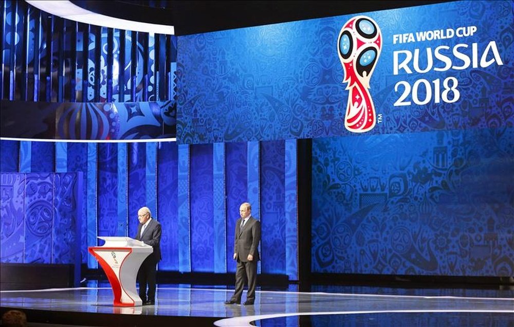 El presidente de la FIFA Joseph Blatter (izq) y el presidente de Rusia Vladimir Putin (dcha). EFE