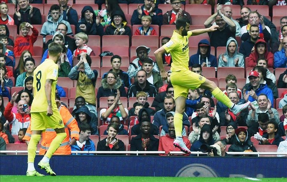 El jugador del Villarreal Leo Baptistao (dcha) celebra un gol durante el partido de la Copa Emirates jugado contre el Olympique de Lyon en Londres. EFE
