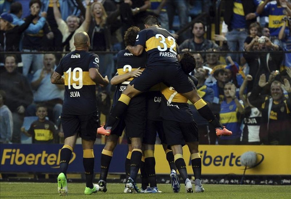 Boca Juniors se impuso hoy por 0-1 a Belgrano y con 40 puntos lidera la Liga argentina al cabo de la decimoctava jornada en la que San Lorenzo y River Plante se mantuvieron a tres de distancia. En la imagen el registro de una de las celebraciones del Boca Juniors argentino. EFE/Archivo