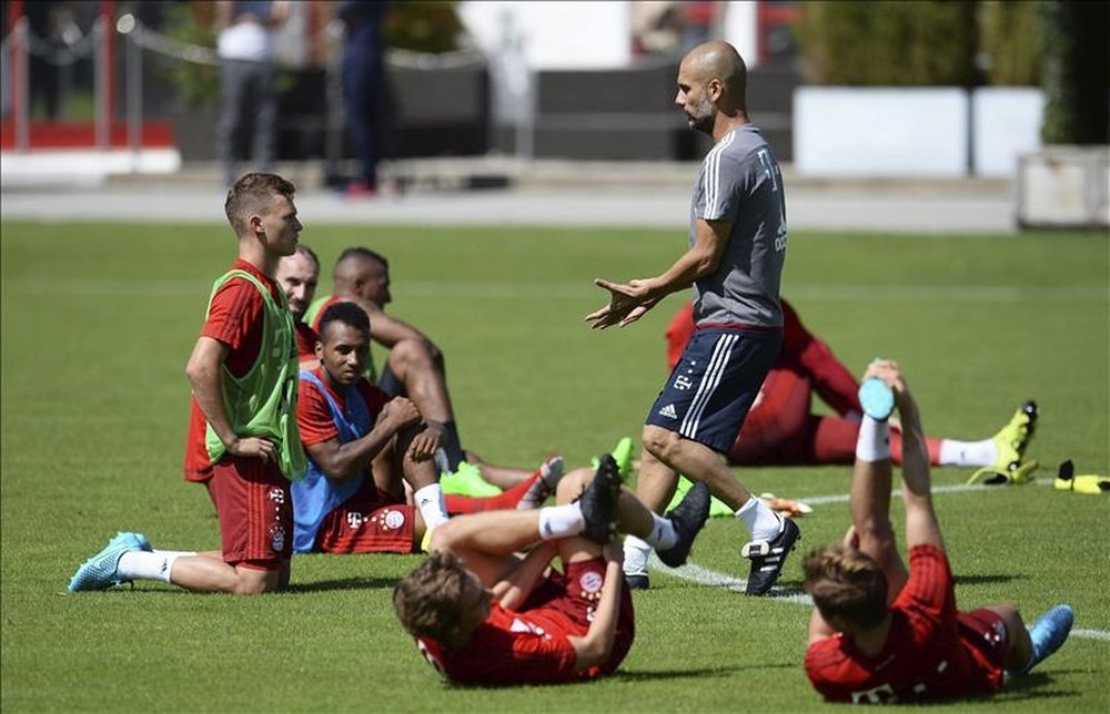 Bayern Múnich coach Pep Guardiola giving the instructions at training session. EFE
