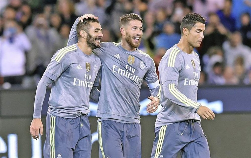 Le footballeur du Real Madrid, Benzema, célèbre le but avec ses coéquipiers Ramos et Cristiano. EFE