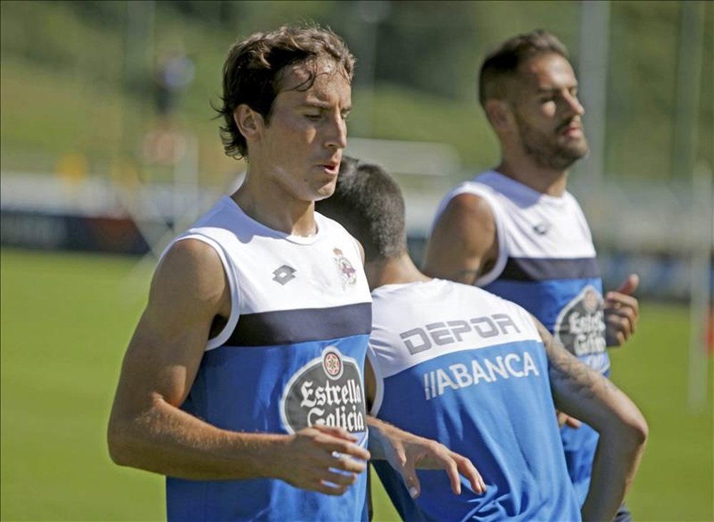 El centrocampista coruñés Pedro Mosquera (i) ha superado hoy el reconocimiento médico con el Deportivo de La Coruña, con lo que se completa su fichaje hasta el 2019. En la imagen, durante el entrenamiento con el equipo celebrado hoy en Abegondo. EFE