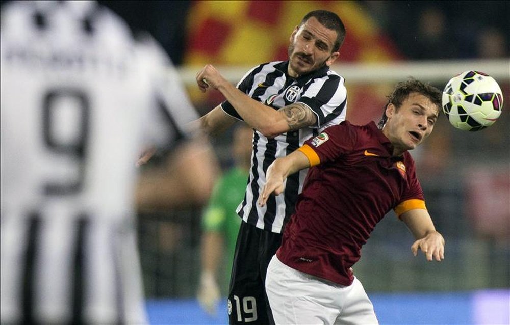 Adem Ljajic (d) de la Roma ante Leonardo Bonucci (i) de la Juventus durante un partido de la Serie A. EFE/Archivo