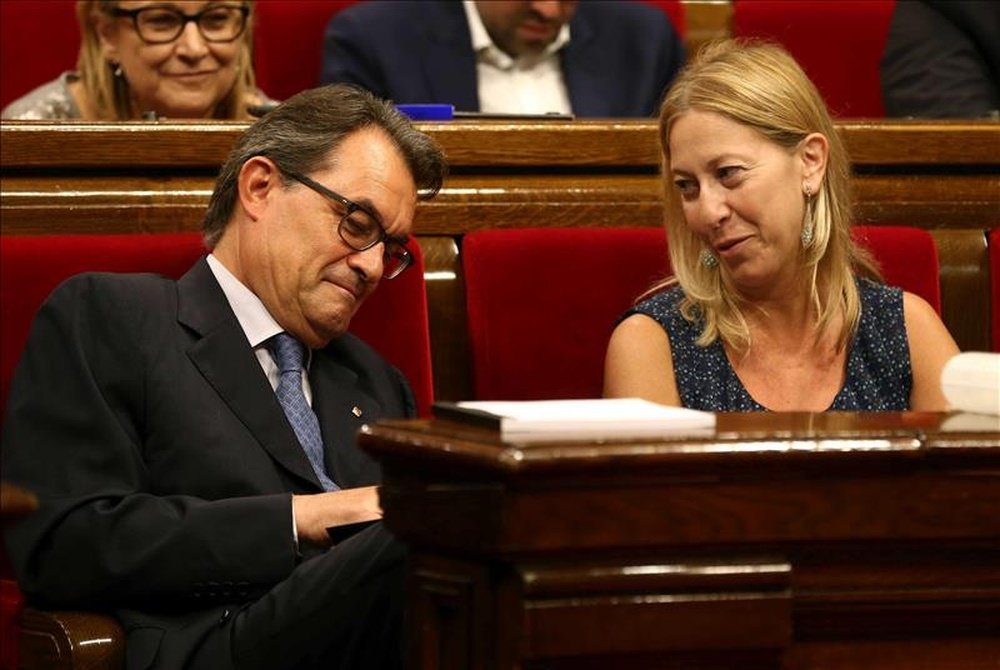 El presidente catalán, Artur Mas, junto a la vicepresidenta Neus Munté, al inicio de un pleno del Parlament. EFE/Archivo