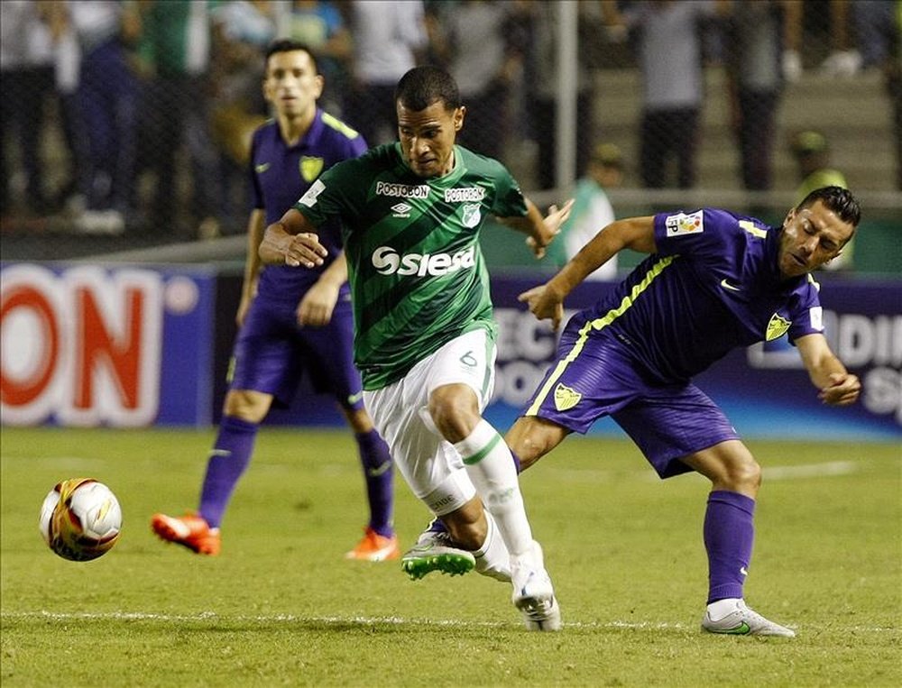 Juan Cabezas (c) del Deportivo Cali disputa un balón con Fabio Gómez (d) del Málaga CF el pasado 26 de julio, en un encuentro de la Copa Euroamericana, en el estadio Palmaseca de la ciudad de Palmira (Colombia). EFE