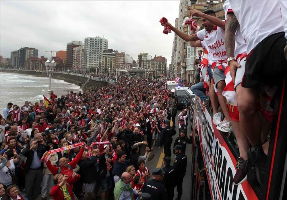 Los jugadores del Sporting de Gijón celebraron junto miles de aficionados el ascenso a primera Division durante el recorrido por las calles de Gijón. EFE/Archivo