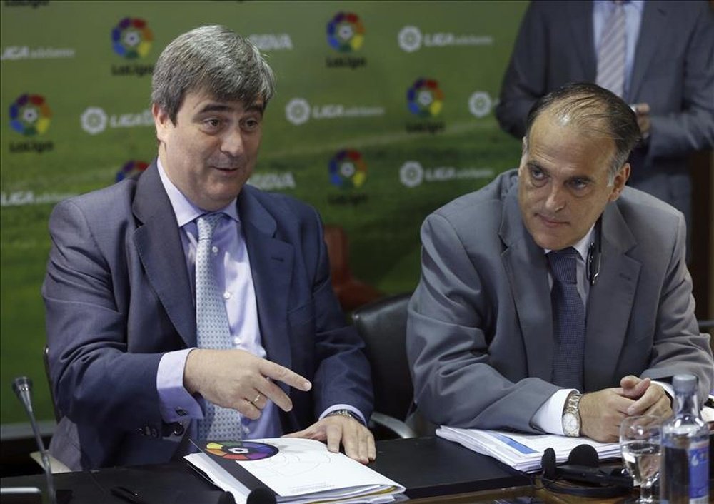 El presidente del Consejo Superior de Deportes, Miguel Cardenal (i), y el presidente de la Liga Profesional de Futbol, Javier Tebas, durante la Asamblea General Extraordinaria de la Liga Profesional de Fútbol, celebrada hoy en Madrid. EFE