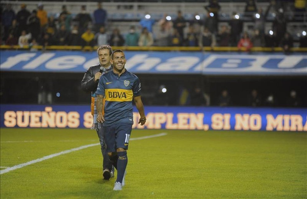 El jugador Carlos Tévez camina en la cancha de Boca en Buenos Aires (Argentina). EFE/Archivo