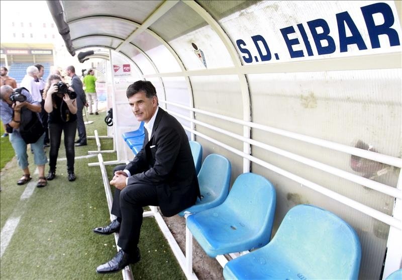 El entrenador, José Luis Mendilibar, posa en el estadio de Ipurúa de Eibar (Guipuzcoa). EFE/Archivo