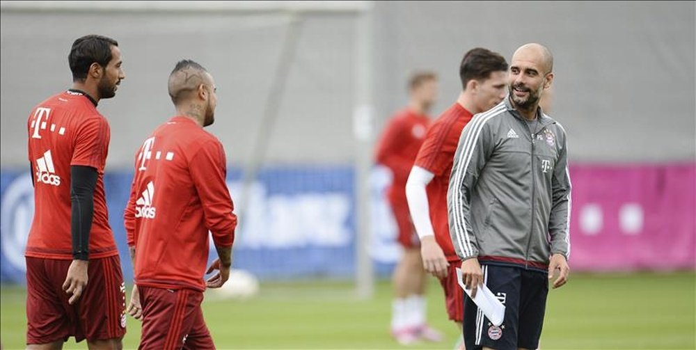 El entrenador español del Bayer de Múnich Pep Guardiola (d) durante el entrenamiento del equipo en Múnich, Alemania, este miércoles. EFE